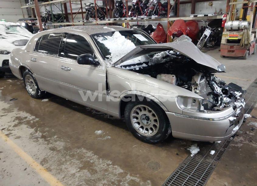 2000 Lincoln Town CAR SIGNATURE (VIN 1LNHM82W1YY934202) main photo