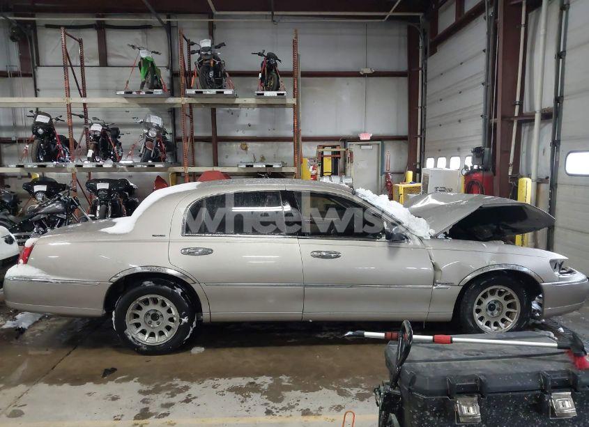 Photo 13 of 2000 Lincoln Town CAR SIGNATURE (VIN 1LNHM82W1YY934202)