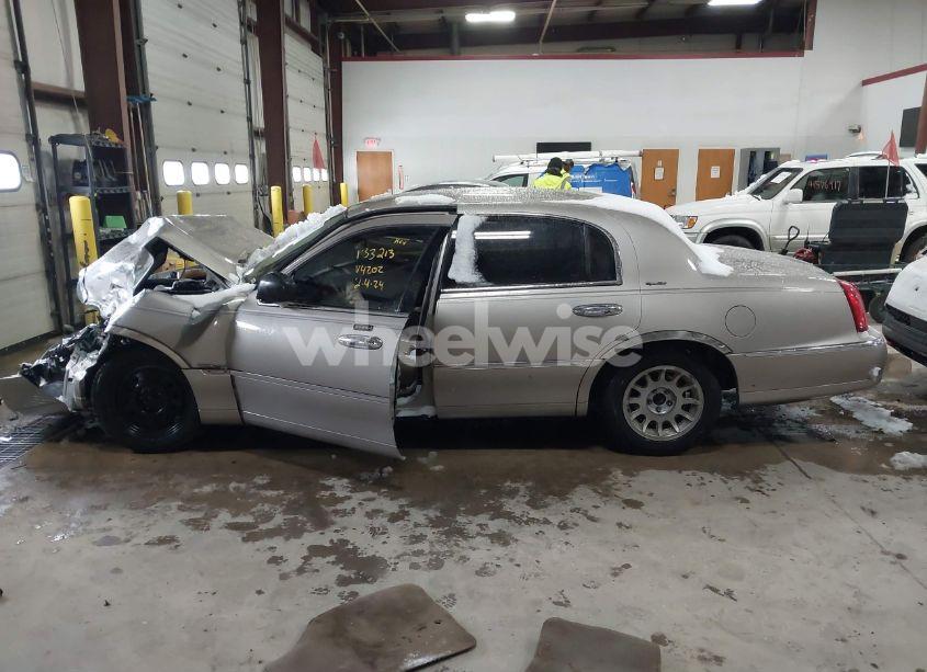 Photo 14 of 2000 Lincoln Town CAR SIGNATURE (VIN 1LNHM82W1YY934202)