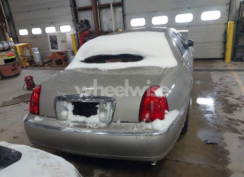 Photo 16 of 2000 Lincoln Town CAR SIGNATURE (VIN 1LNHM82W1YY934202)