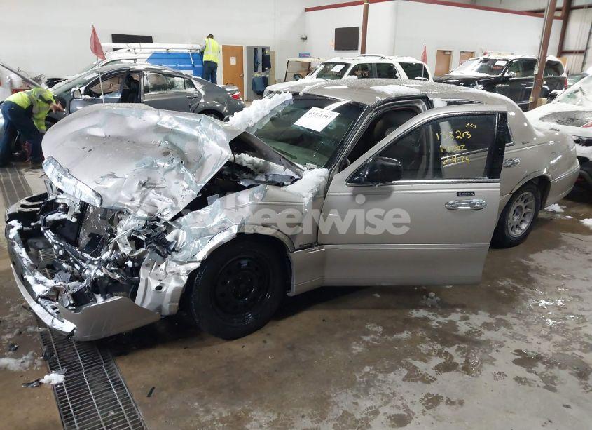 Photo 2 of 2000 Lincoln Town CAR SIGNATURE (VIN 1LNHM82W1YY934202)