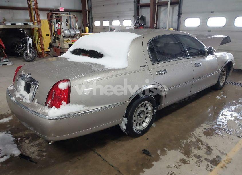 Photo 4 of 2000 Lincoln Town CAR SIGNATURE (VIN 1LNHM82W1YY934202)