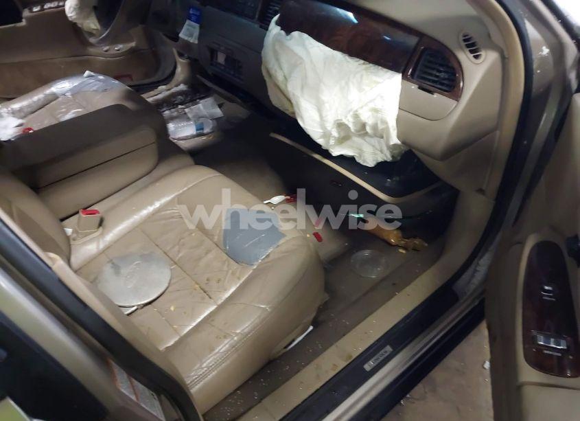 Photo 5 of 2000 Lincoln Town CAR SIGNATURE (VIN 1LNHM82W1YY934202)