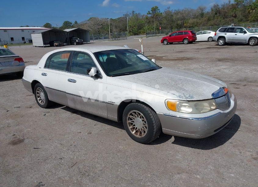 2001 Lincoln Town CAR SIGNATURE (VIN 1LNHM82W21Y630415) main photo