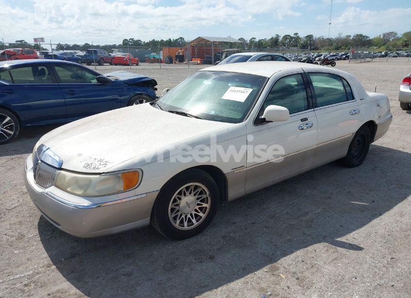 Photo 2 of 2001 Lincoln Town CAR SIGNATURE (VIN 1LNHM82W21Y630415)