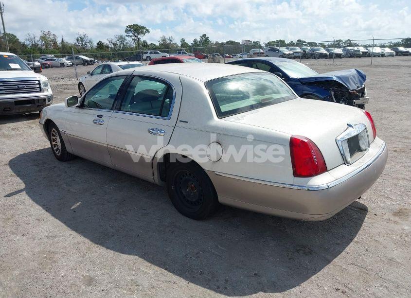 Photo 3 of 2001 Lincoln Town CAR SIGNATURE (VIN 1LNHM82W21Y630415)