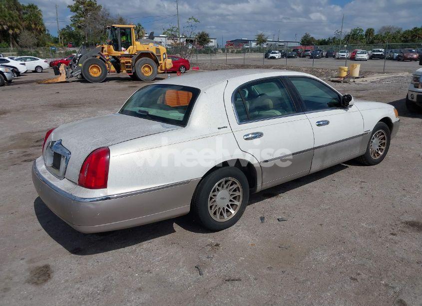 Photo 4 of 2001 Lincoln Town CAR SIGNATURE (VIN 1LNHM82W21Y630415)