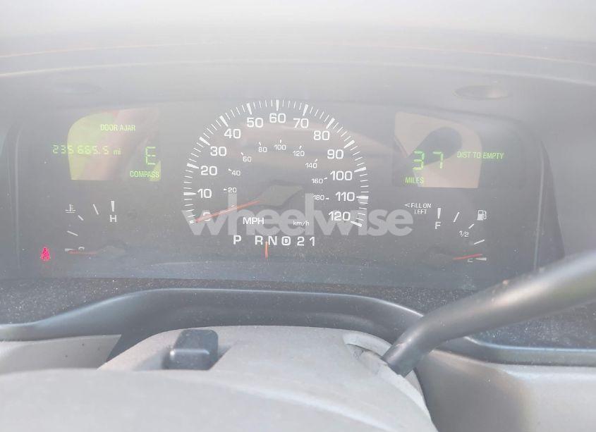 Photo 7 of 2001 Lincoln Town CAR SIGNATURE (VIN 1LNHM82W21Y630415)