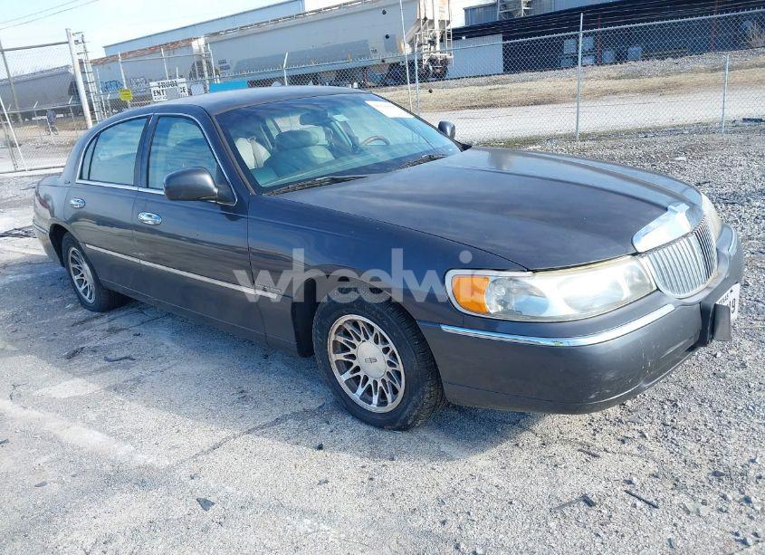 2001 Lincoln Town CAR SIGNATURE (VIN 1LNHM82W21Y640992) main photo