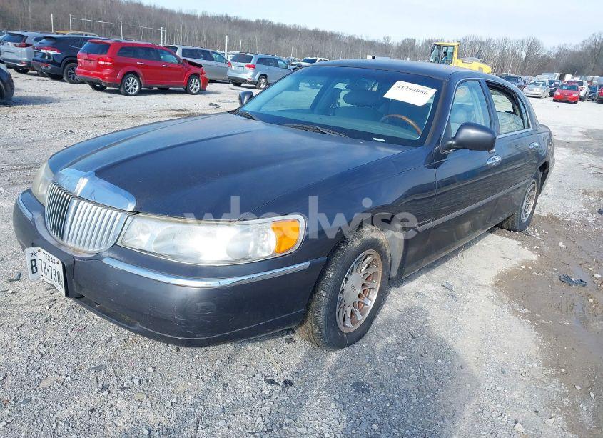 Photo 2 of 2001 Lincoln Town CAR SIGNATURE (VIN 1LNHM82W21Y640992)