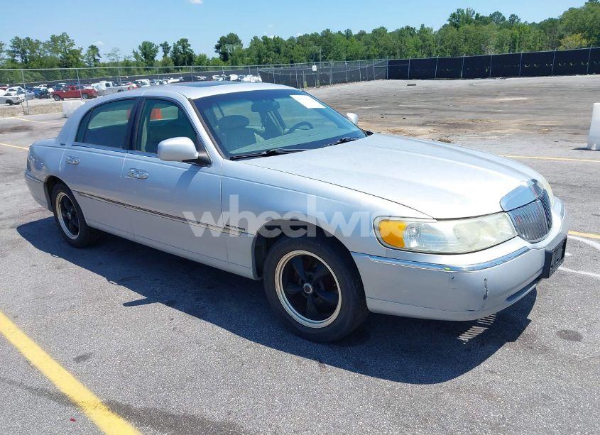 2002 Lincoln Town CAR SIG. PREM./SIGNATURE (VIN 1LNHM82W22Y639231) main photo