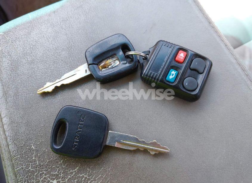 Photo 11 of 2002 Lincoln Town CAR SIG. PREM./SIGNATURE (VIN 1LNHM82W22Y639231)