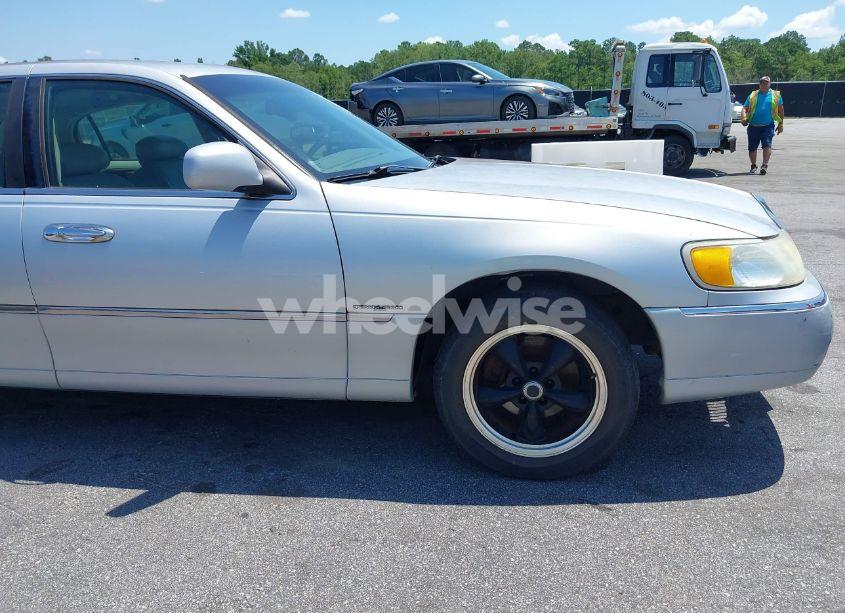 Photo 12 of 2002 Lincoln Town CAR SIG. PREM./SIGNATURE (VIN 1LNHM82W22Y639231)