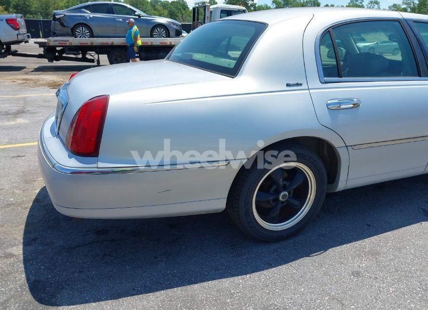 Photo 13 of 2002 Lincoln Town CAR SIG. PREM./SIGNATURE (VIN 1LNHM82W22Y639231)