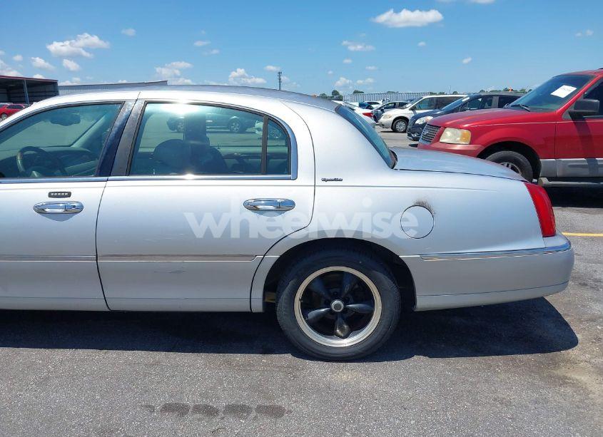 Photo 15 of 2002 Lincoln Town CAR SIG. PREM./SIGNATURE (VIN 1LNHM82W22Y639231)