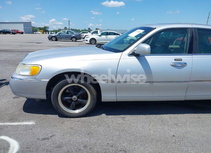 Photo 16 of 2002 Lincoln Town CAR SIG. PREM./SIGNATURE (VIN 1LNHM82W22Y639231)