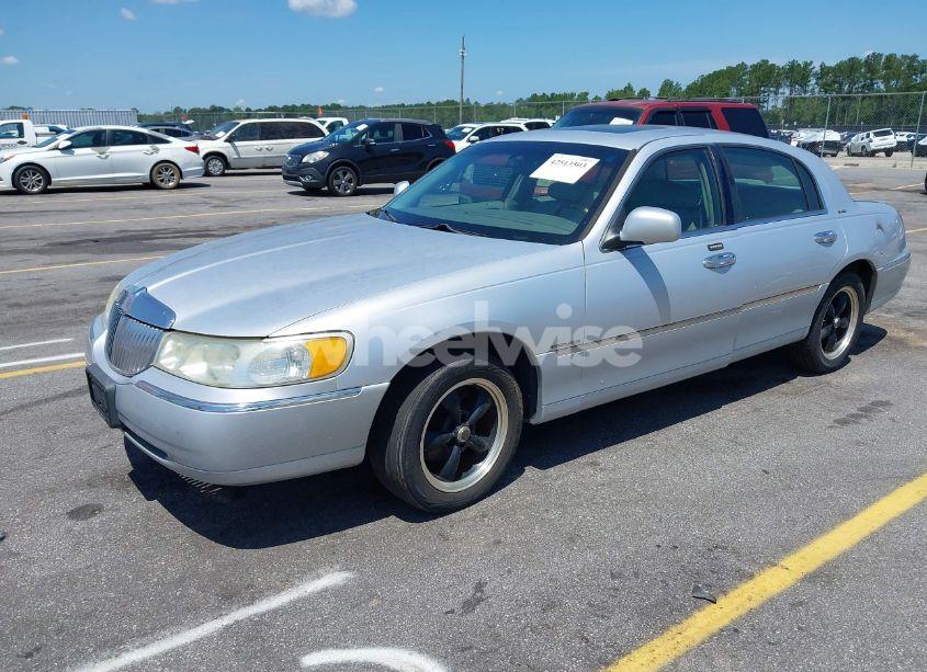 Photo 2 of 2002 Lincoln Town CAR SIG. PREM./SIGNATURE (VIN 1LNHM82W22Y639231)