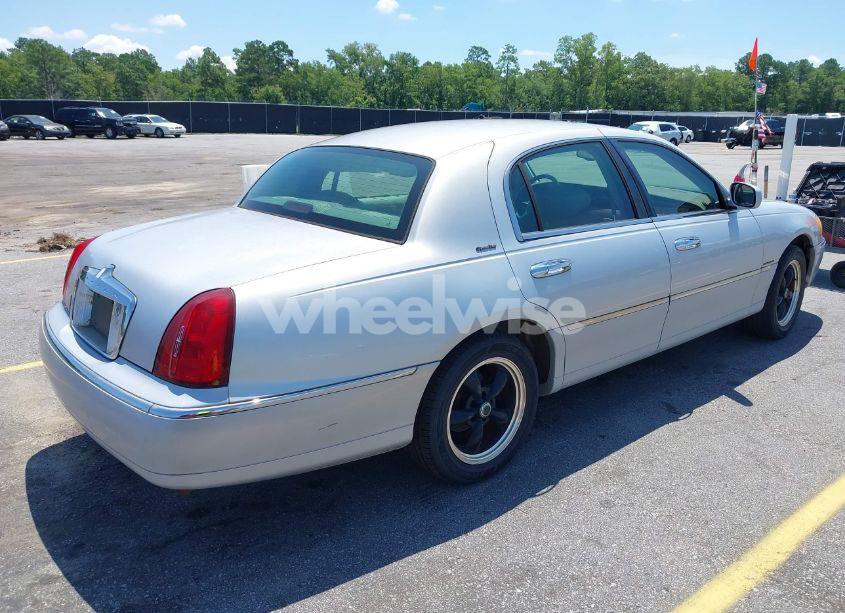 Photo 4 of 2002 Lincoln Town CAR SIG. PREM./SIGNATURE (VIN 1LNHM82W22Y639231)
