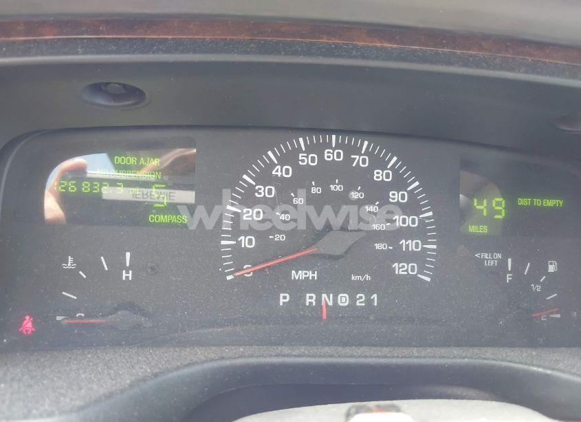 Photo 7 of 2002 Lincoln Town CAR SIG. PREM./SIGNATURE (VIN 1LNHM82W22Y639231)