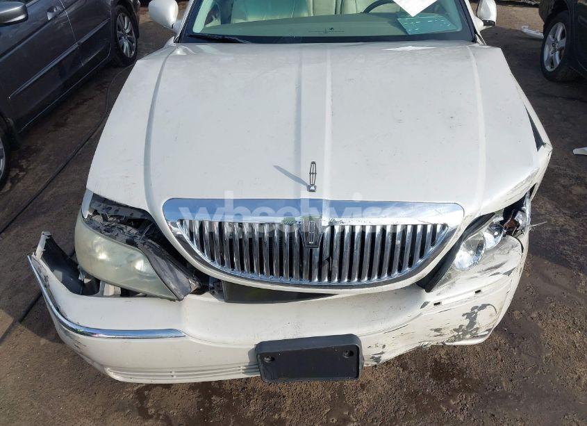 Photo 10 of 2005 Lincoln Town CAR SIGNATURE LIMITED (VIN 1LNHM82W25Y649407)