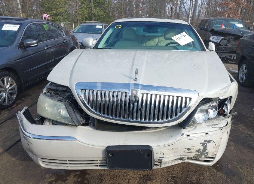 Photo 12 of 2005 Lincoln Town CAR SIGNATURE LIMITED (VIN 1LNHM82W25Y649407)