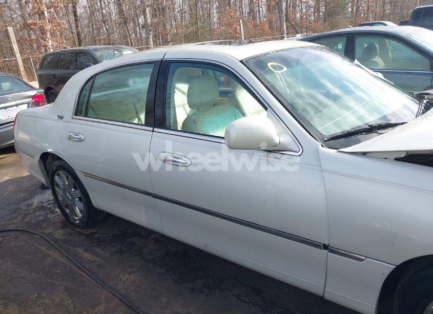 Photo 13 of 2005 Lincoln Town CAR SIGNATURE LIMITED (VIN 1LNHM82W25Y649407)
