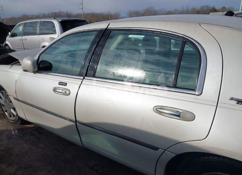 Photo 14 of 2005 Lincoln Town CAR SIGNATURE LIMITED (VIN 1LNHM82W25Y649407)