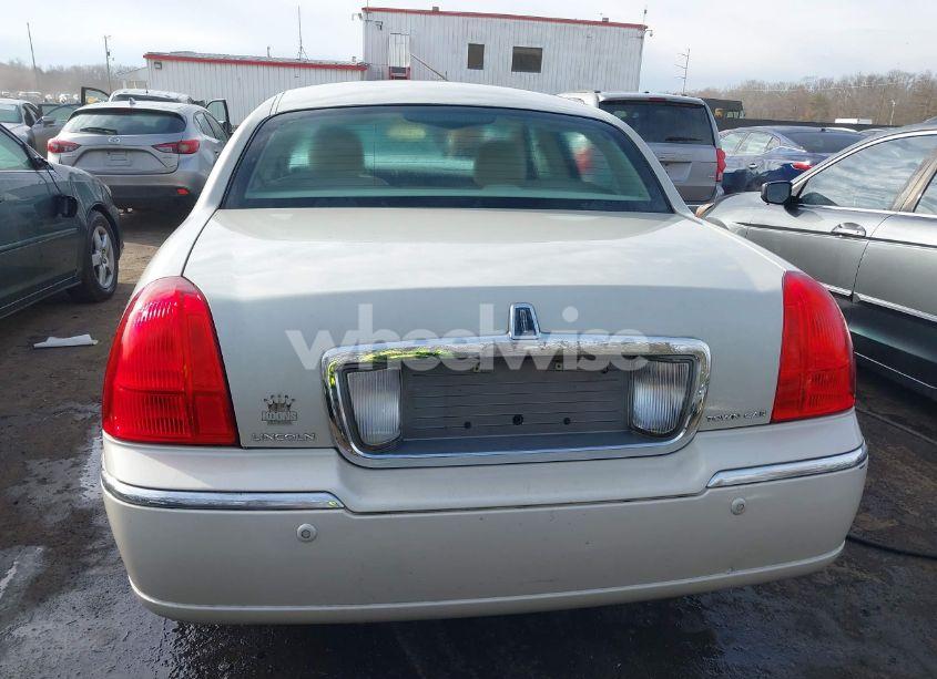Photo 16 of 2005 Lincoln Town CAR SIGNATURE LIMITED (VIN 1LNHM82W25Y649407)