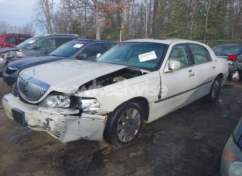 Photo 2 of 2005 Lincoln Town CAR SIGNATURE LIMITED (VIN 1LNHM82W25Y649407)