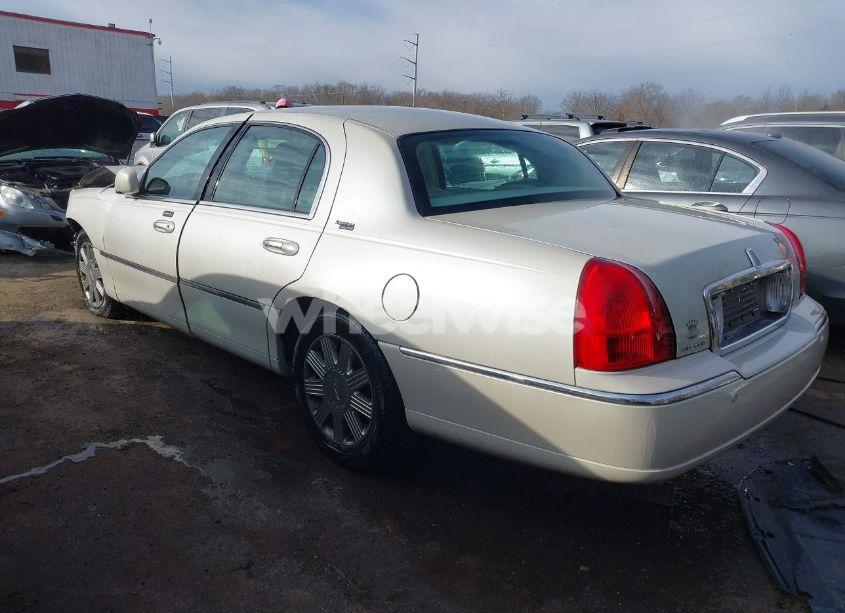 Photo 3 of 2005 Lincoln Town CAR SIGNATURE LIMITED (VIN 1LNHM82W25Y649407)