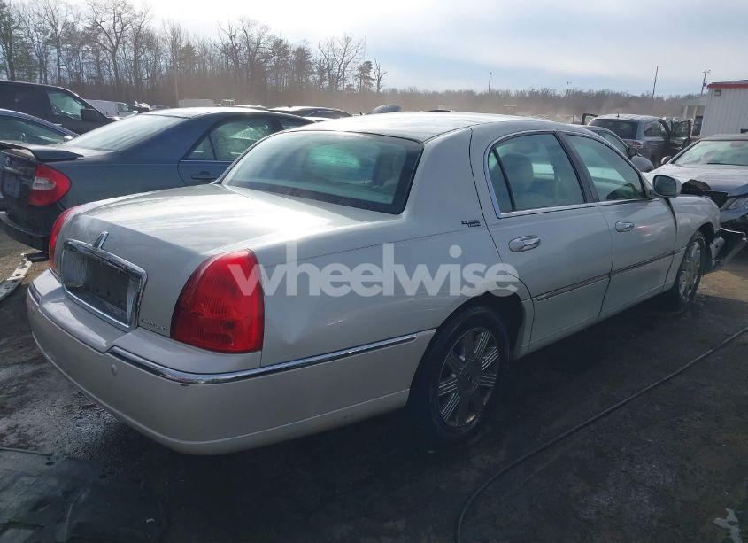 Photo 4 of 2005 Lincoln Town CAR SIGNATURE LIMITED (VIN 1LNHM82W25Y649407)