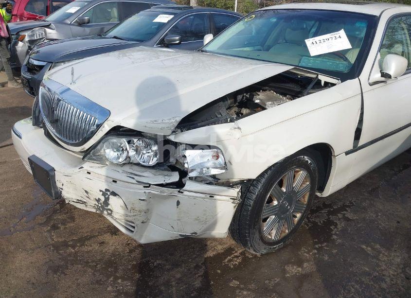 Photo 6 of 2005 Lincoln Town CAR SIGNATURE LIMITED (VIN 1LNHM82W25Y649407)