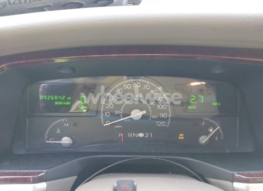 Photo 7 of 2005 Lincoln Town CAR SIGNATURE LIMITED (VIN 1LNHM82W25Y649407)