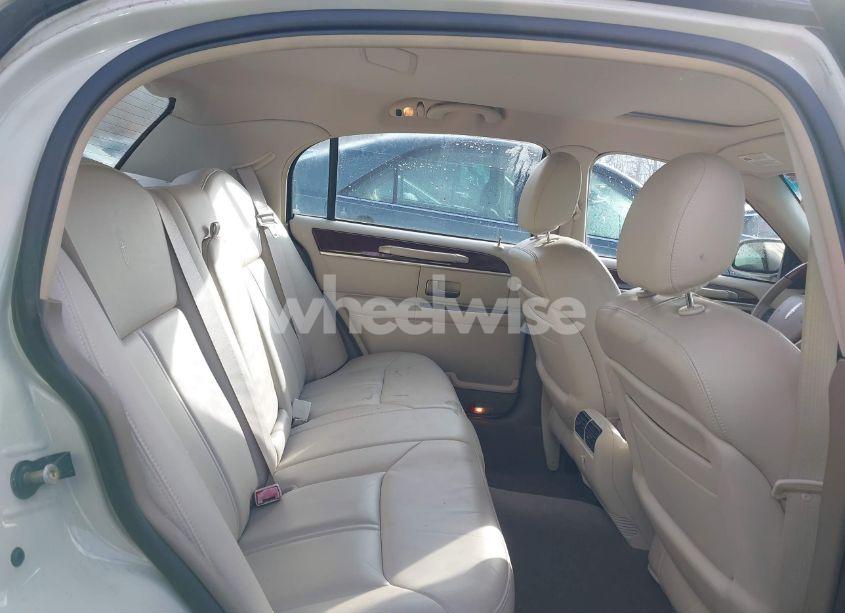 Photo 8 of 2005 Lincoln Town CAR SIGNATURE LIMITED (VIN 1LNHM82W25Y649407)