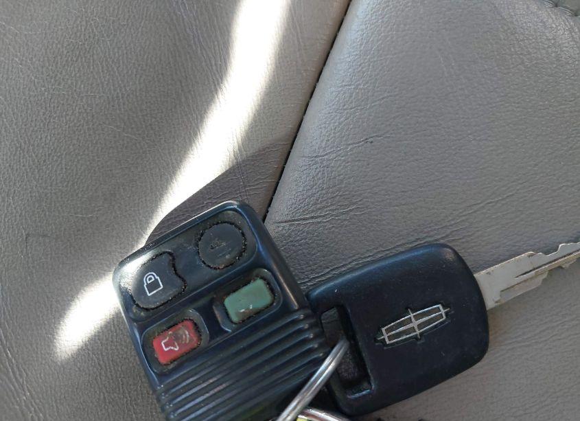 Photo 11 of 2006 Lincoln Town CAR SIGNATURE LIMITED (VIN 1LNHM82W26Y650123)