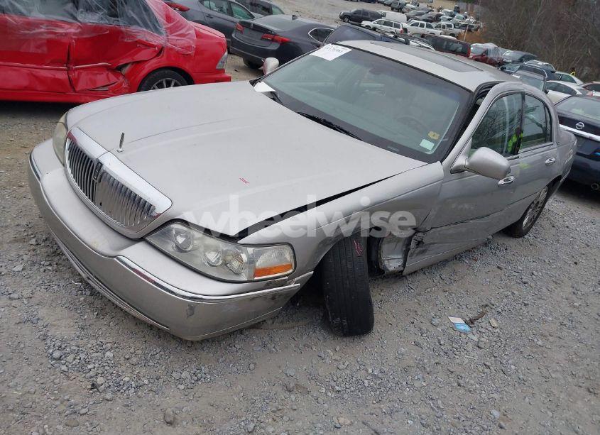 Photo 2 of 2007 Lincoln Town CAR SIGNATURE LIMITED (VIN 1LNHM82W27Y635977)