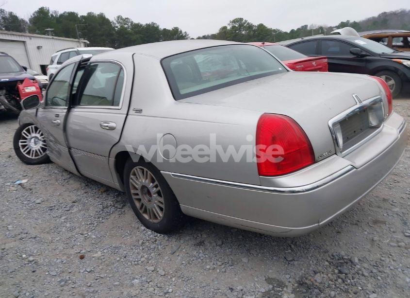 Photo 3 of 2007 Lincoln Town CAR SIGNATURE LIMITED (VIN 1LNHM82W27Y635977)