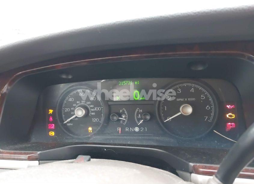 Photo 7 of 2007 Lincoln Town CAR SIGNATURE LIMITED (VIN 1LNHM82W27Y635977)