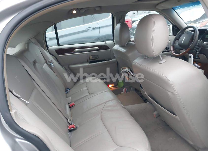Photo 8 of 2007 Lincoln Town CAR SIGNATURE LIMITED (VIN 1LNHM82W27Y635977)
