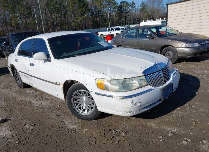 1999 Lincoln Town CAR SIGNATURE (VIN 1LNHM82W2XY696147) main photo