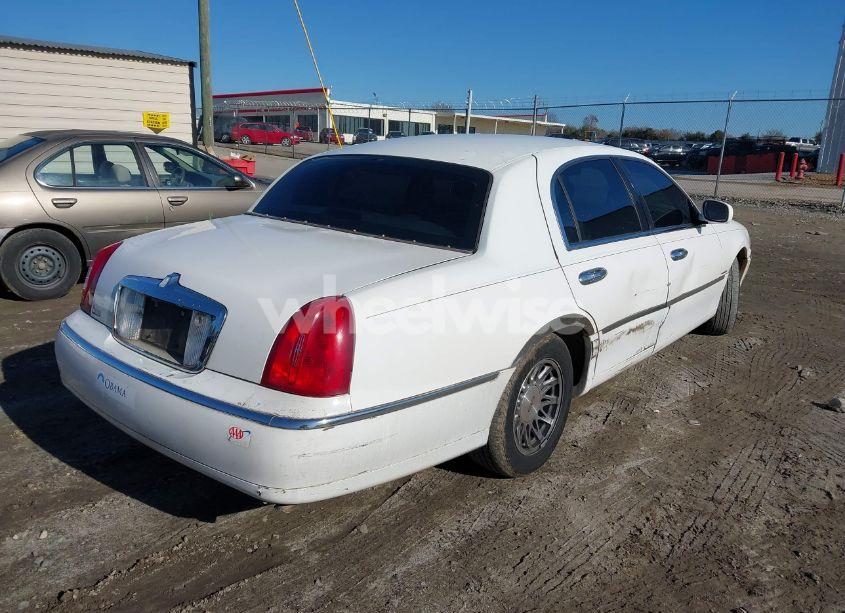 Photo 4 of 1999 Lincoln Town CAR SIGNATURE (VIN 1LNHM82W2XY696147)
