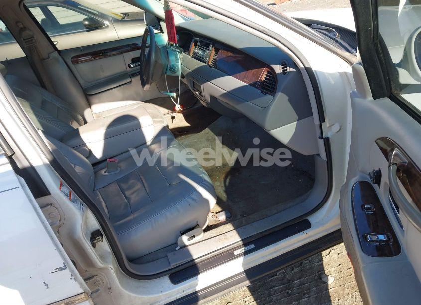 Photo 5 of 1999 Lincoln Town CAR SIGNATURE (VIN 1LNHM82W2XY696147)