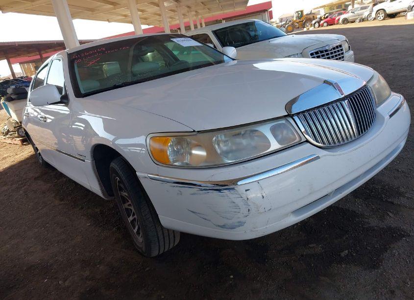 2000 Lincoln Town CAR SIGNATURE (VIN 1LNHM82W2YY933866) main photo