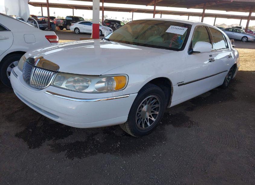 Photo 2 of 2000 Lincoln Town CAR SIGNATURE (VIN 1LNHM82W2YY933866)