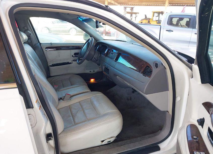 Photo 5 of 2000 Lincoln Town CAR SIGNATURE (VIN 1LNHM82W2YY933866)