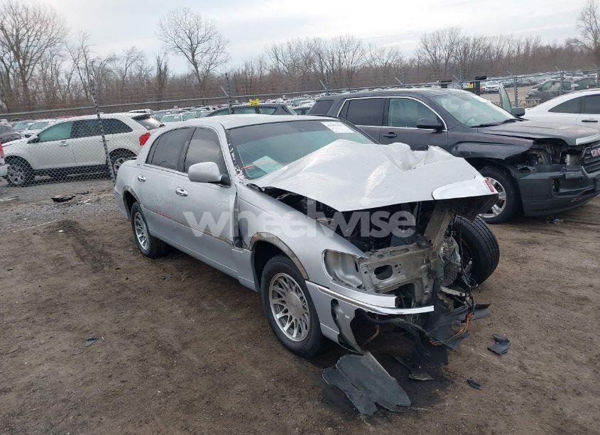 2001 Lincoln Town CAR SIGNATURE (VIN 1LNHM82W31Y609511) main photo