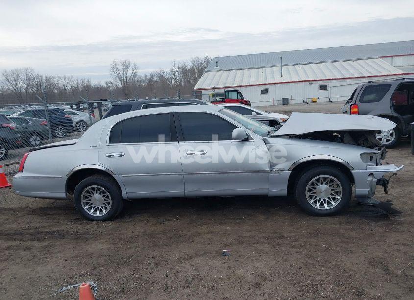 Photo 12 of 2001 Lincoln Town CAR SIGNATURE (VIN 1LNHM82W31Y609511)