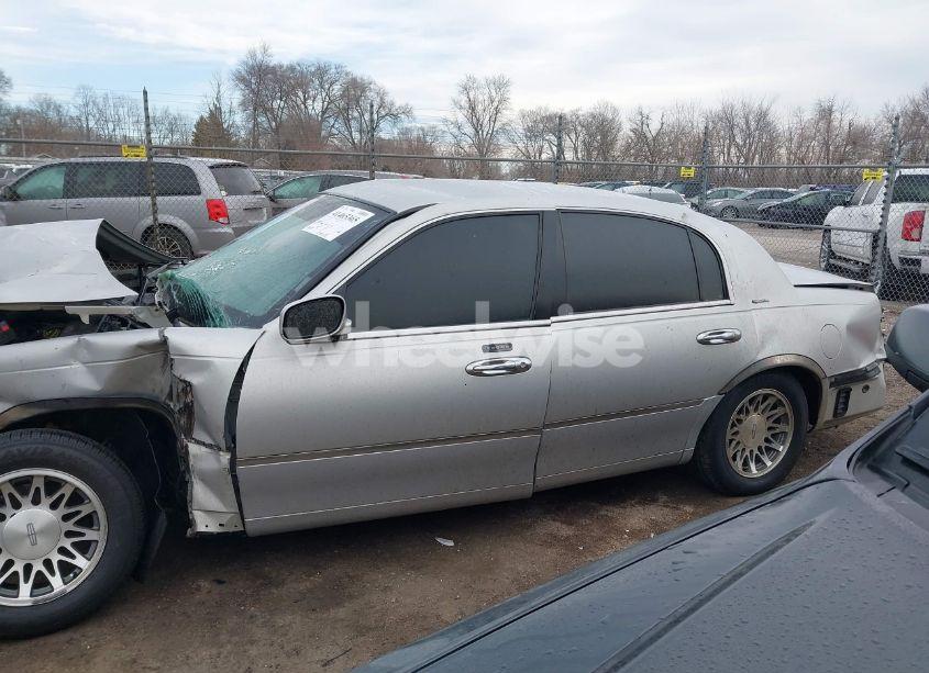 Photo 13 of 2001 Lincoln Town CAR SIGNATURE (VIN 1LNHM82W31Y609511)
