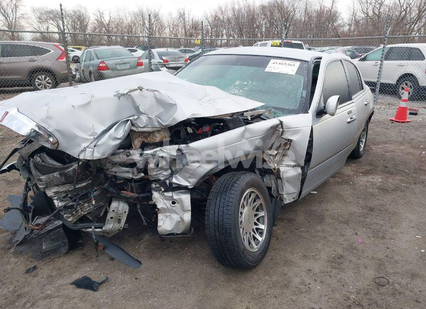 Photo 2 of 2001 Lincoln Town CAR SIGNATURE (VIN 1LNHM82W31Y609511)
