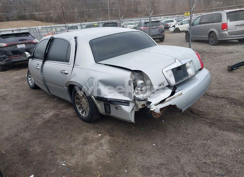 Photo 3 of 2001 Lincoln Town CAR SIGNATURE (VIN 1LNHM82W31Y609511)